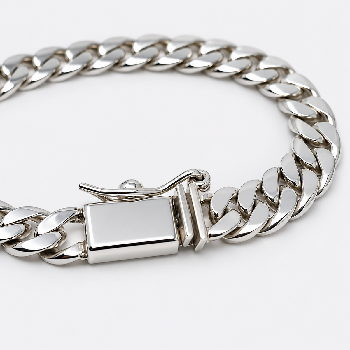 VILOS Cuban chain clasp macro