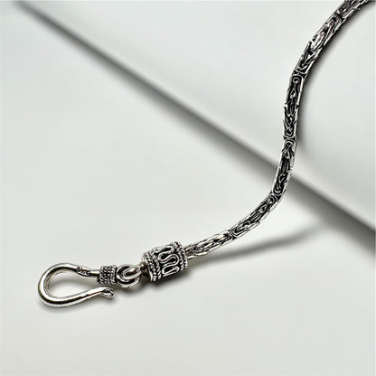Minimal Byzantine Chain Bracelet