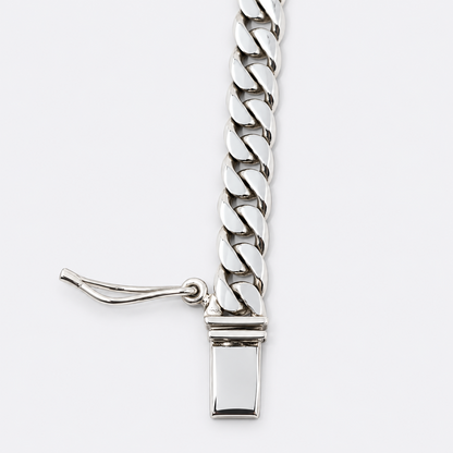 VILOS Cuban bracelet clasp close-up