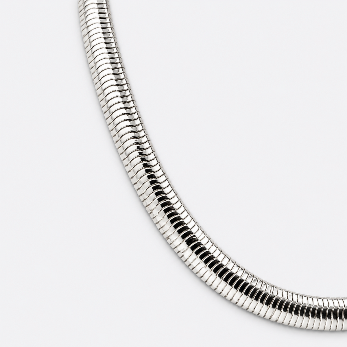 VILOS ribbed omega collar necklace chain detail