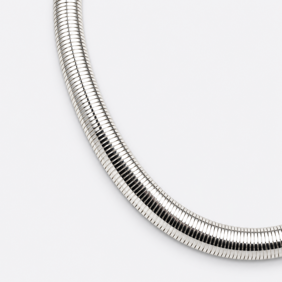VILOS polished ribbed snake chain close-up