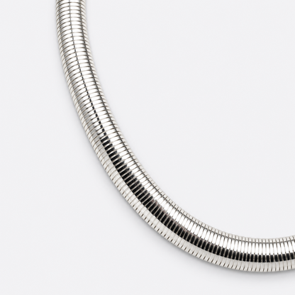 VILOS polished ribbed snake chain close-up